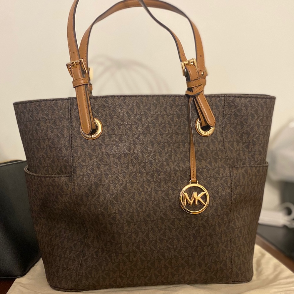 MICHAEL KORS BUNDLE Jet Set Tote & Adele Wallet